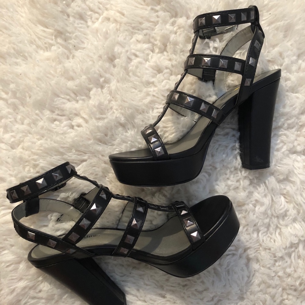 BLACK STUDDED CHUNKY 4 INCH HEELS IN SIZE 6